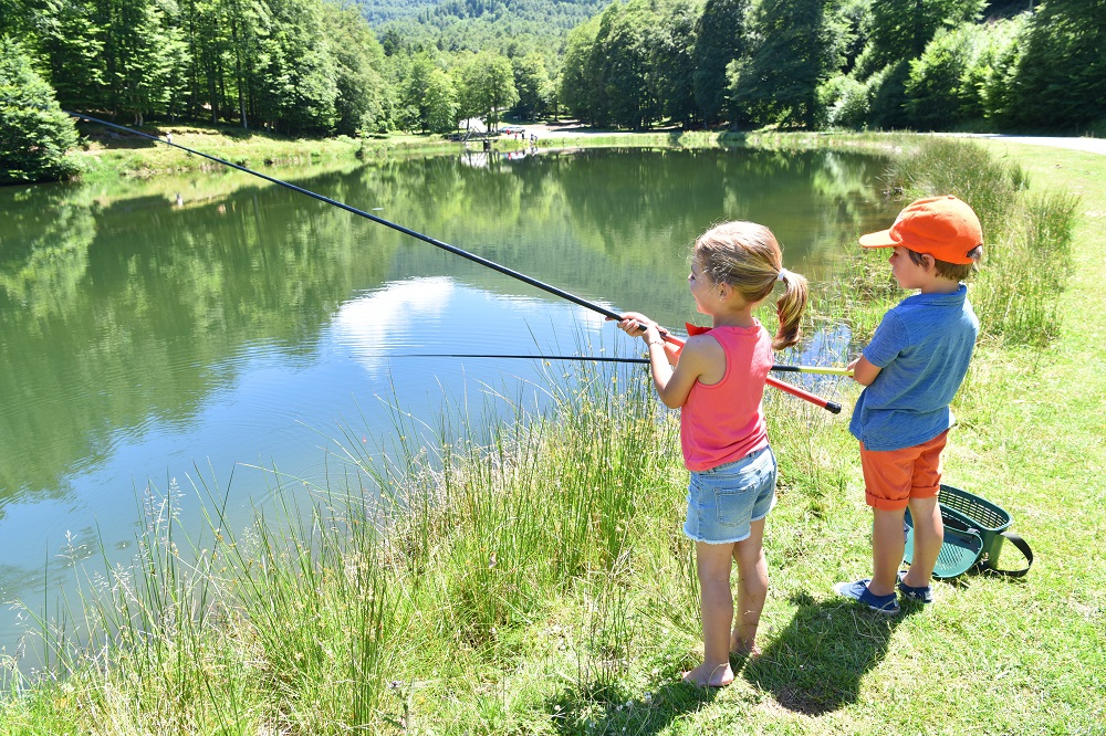 kids fishing